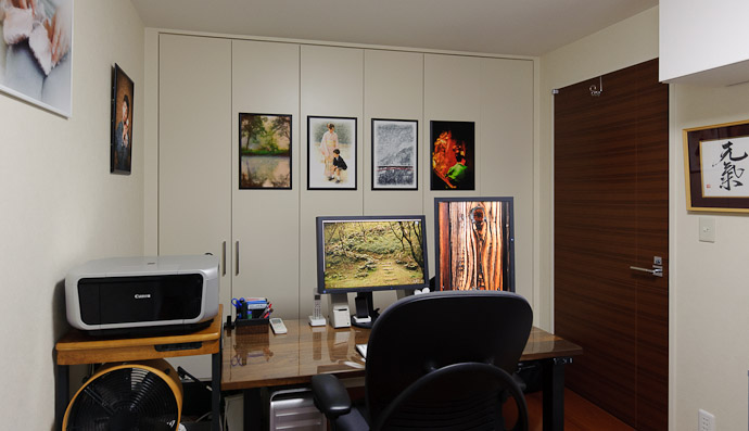 My Home Office brightened up with a bit of art on the wall -- Kyoto, Japan -- Copyright 2011 Jeffrey Friedl, http://regex.info/blog/