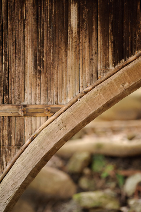 desktop background image of wood and bamboo wall of the rest hut in the back garden behind the stone-carving workshop of Nishimura Stone Lanterns in north-east Kyoto Japan -- Toufuu Shrine (道風神社) -- Copyright 2011 Jeffrey Friedl, http://regex.info/blog/