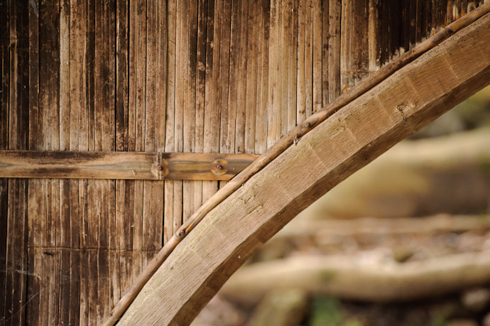 desktop background image of wood and bamboo wall of the rest hut in the back garden behind the stone-carving workshop of Nishimura Stone Lanterns in north-east Kyoto Japan -- Wall of Relaxation -- Toufuu Shrine (道風神社) -- Copyright 2011 Jeffrey Friedl, http://regex.info/blog/