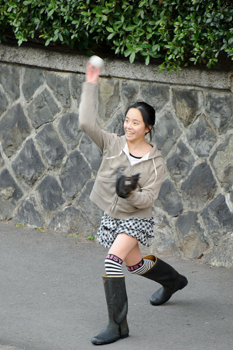 Nice Smile. Nice Form. Nice Boots? -- Kyoto, Japan -- Copyright 2011 Jeffrey Friedl, http://regex.info/blog/