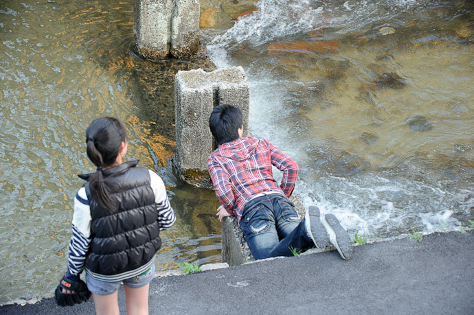 Improvising on his side of the river -- Kyoto, Japan -- Copyright 2011 Jeffrey Friedl, http://regex.info/blog/