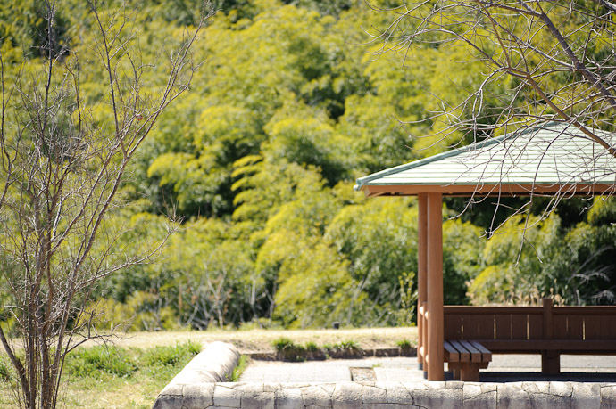 desktop background image of a picnic area at the Seto parking area for the westbound direction of the Sanyo Expressway, near Okayama Japan -- Highway Rest-Stop Picnic Area -- Sanyo Highway Seto Parking Area (山陽自動車道瀬戸パーキングエリア - 下り) -- Copyright 2011 Jeffrey Friedl, http://regex.info/blog/