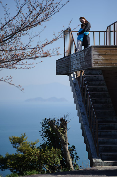 Snuggle Time on the observation platform -- Mt. Takamiyama (高見山) -- Onomichi, Hiroshima, Japan -- Copyright 2011 Jeffrey Friedl, http://regex.info/blog/