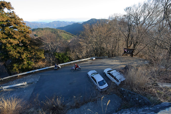 Summit Parking about as crowded as it got -- Mt. Takanawa (高縄山) -- Matsuyama, Ehime, Japan -- Copyright 2011 Jeffrey Friedl, http://regex.info/blog/