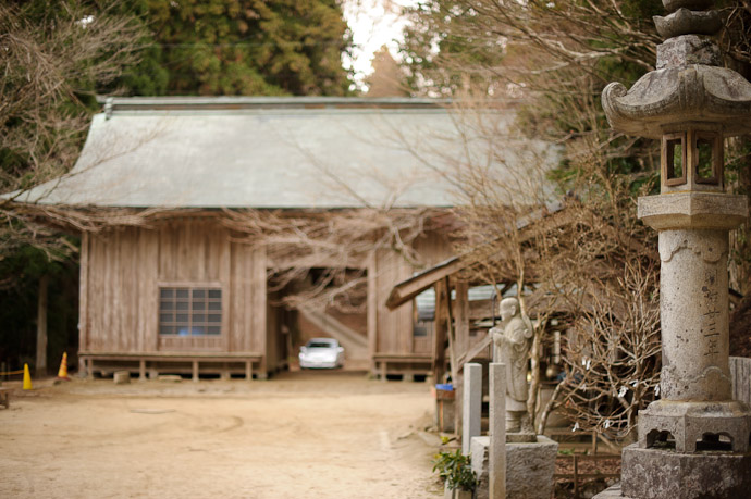 Looking Back to the Car -- Takanawa Temple (高縄寺) -- Matsuyama, Ehime, Japan -- Copyright 2011 Jeffrey Friedl, http://regex.info/blog/