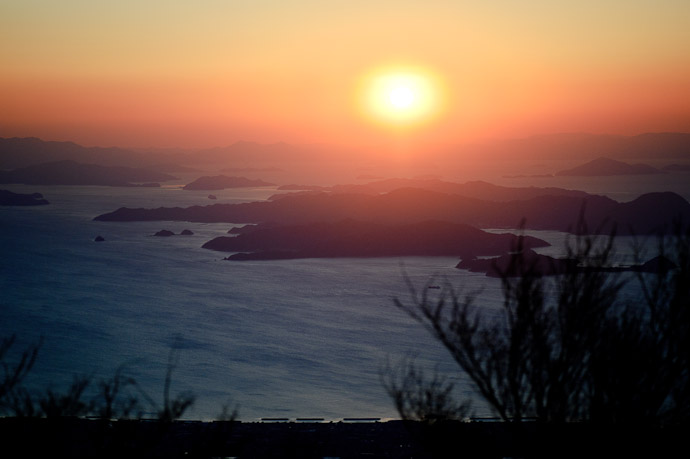Hazy Sunset from a Kilometer Up from the summit of Mt. Takanawa (高縄山), north-western Shikoku -- Mt. Takanawa (高縄山) -- Matsuyama, Ehime, Japan -- Copyright 2011 Jeffrey Friedl, http://regex.info/blog/