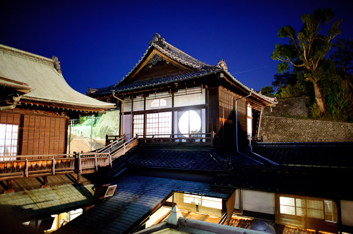 From The Third Floor -- Dougo Onsen (道後温泉) -- Matsuyama, Ehime, Japan -- Copyright 2011 Jeffrey Friedl, http://regex.info/blog/