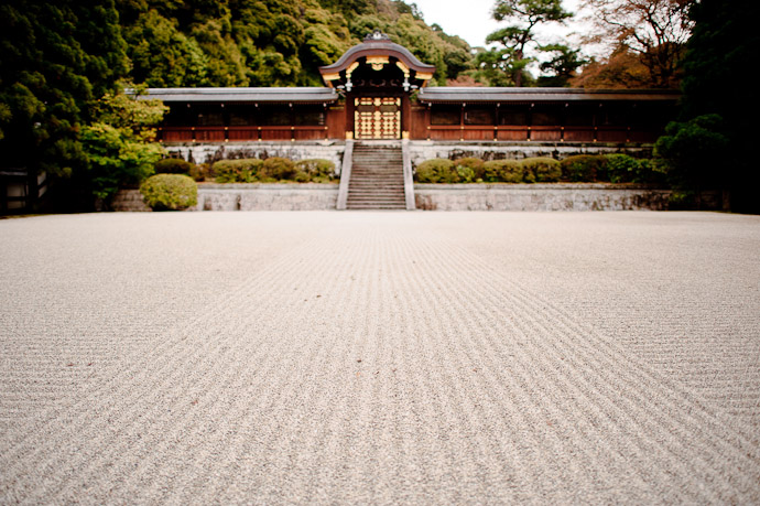 Sennyuji Temple（泉涌寺） -- Kyoto, Japan -- Copyright 2011 Jeffrey Friedl, http://regex.info/blog/