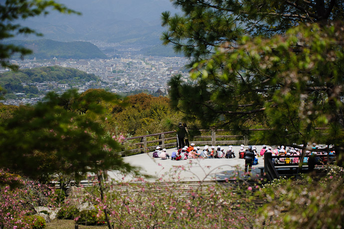 Class Trip to Shogunzuka 将軍塚 Kyoto, Japan -- Copyright 2011 Jeffrey Friedl, http://regex.info/blog/