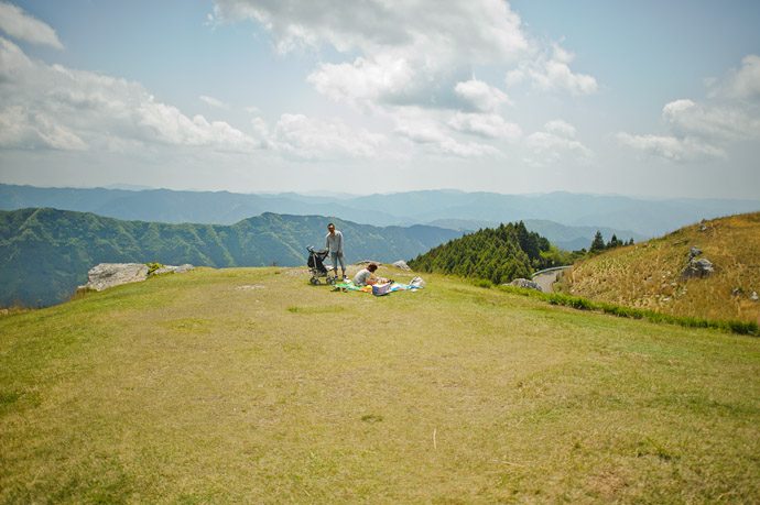 Picnic at the Top of the World a family enjoys a quiet outing with a view Oishikougen, Wakayama Prefecture, Japan -- Oishi Kougen (生石高原) -- Kaisougun, Wakayama, Japan -- Copyright 2011 Jeffrey Friedl, http://regex.info/blog/