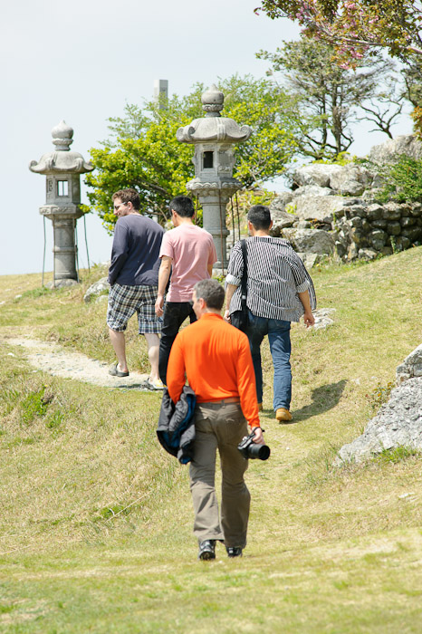 Heading Back to the Car -- Oishi Kougen (生石高原) -- Kaisougun, Wakayama, Japan -- Copyright 2011 Jeffrey Friedl, http://regex.info/blog/