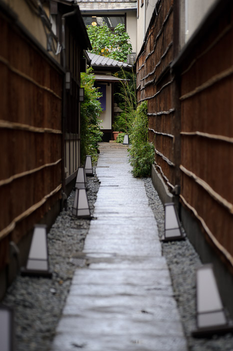 Welcome entrance to the Kiyamachi branch of Hiro yakiniku restaurant, Kyoto Japan -- Copyright 2011 Jeffrey Friedl, http://regex.info/blog/