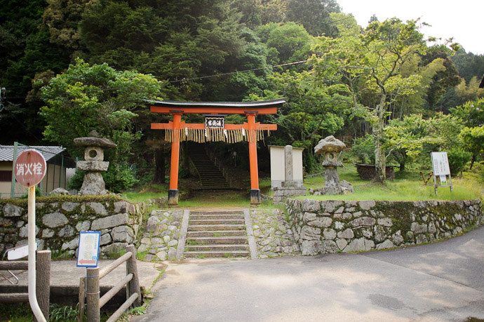 Shrine Entrance -- Kiyotakigu (清瀧宮) -- Uji, Kyoto, Japan -- Copyright 2011 Jeffrey Friedl, http://regex.info/blog/