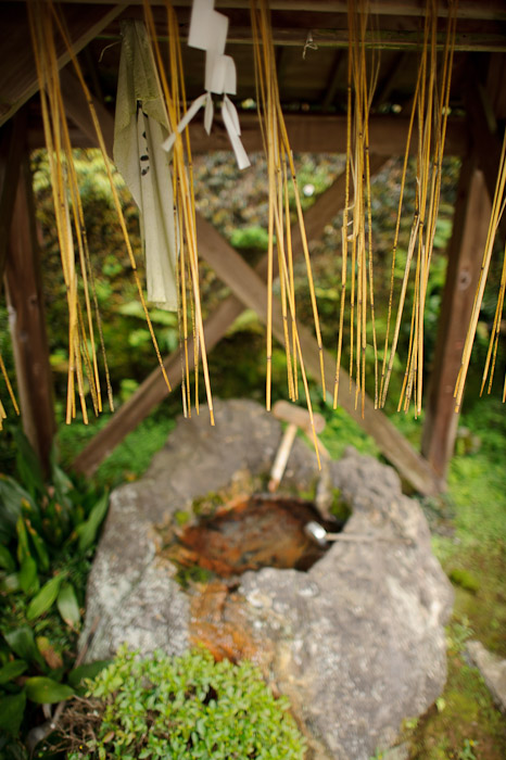 desktop background image of the water basin at the Kiyotakiguu Shrine in Uji City, Japan -- Basin -- Kiyotakigu (清瀧宮) -- Uji, Kyoto, Japan -- Copyright 2011 Jeffrey Friedl, http://regex.info/blog/