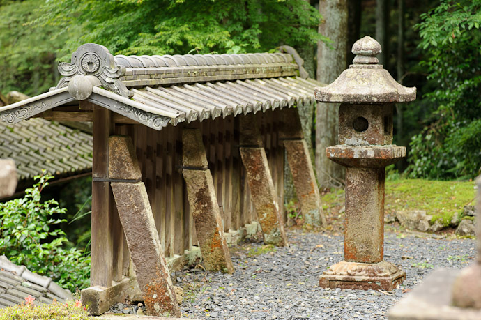 desktop background image of a wood/stone/tile wall at the Kiyotakiguu Shrine in Uji City, Japan -- Sturdy(?) Wall -- Kiyotakigu (清瀧宮) -- Uji, Kyoto, Japan -- Copyright 2011 Jeffrey Friedl, http://regex.info/blog/