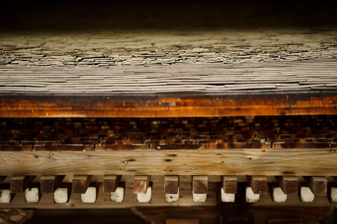 desktop background image of the layers in the roof of the Kiyotakiguu Shrine, Uji City, Japan -- Shrine-Roof Layers -- Kiyotakigu (清瀧宮) -- Uji, Kyoto, Japan -- Copyright 2011 Jeffrey Friedl, http://regex.info/blog/