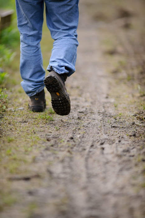 desktop background image of boots walking in the mud -- A Photo Of Boots Walking In The Mud now I am a real art ee st -- Uji, Kyoto, Japan -- Copyright 2011 Jeffrey Friedl, http://regex.info/blog/