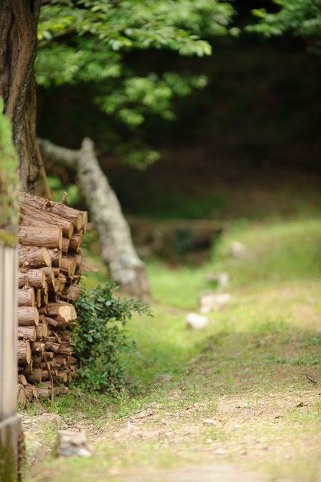 Country Lane bordered with firewood -- Uji, Kyoto, Japan -- Copyright 2011 Jeffrey Friedl, http://regex.info/blog/