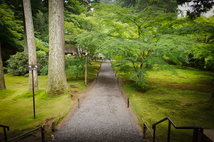 desktop background image of one of the many garden areas at the Sanzen-in Temple (三千院), Kyoto Japan -- Inviting -- Sanzen-in Temple (三千院) -- Copyright 2011 Jeffrey Friedl, http://regex.info/blog/
