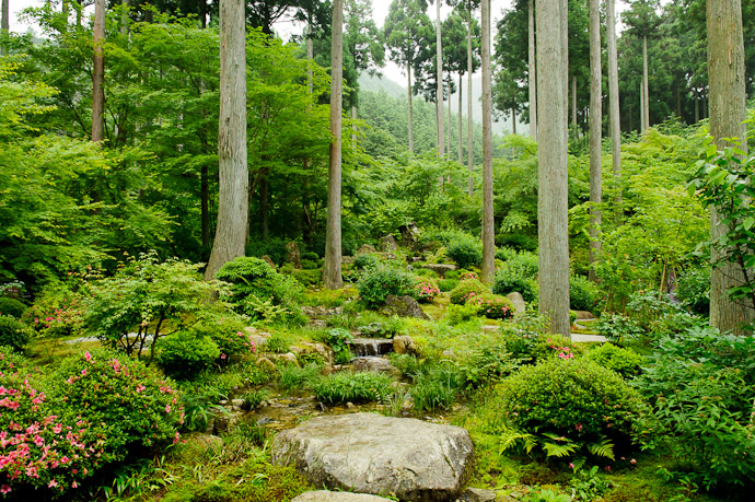 Deep one of the garden areas of Kyoto's Sanzen-in Temple (三千院) -- Sanzen-in Temple (三千院) -- Kyoto, Japan -- Copyright 2011 Jeffrey Friedl, http://regex.info/blog/