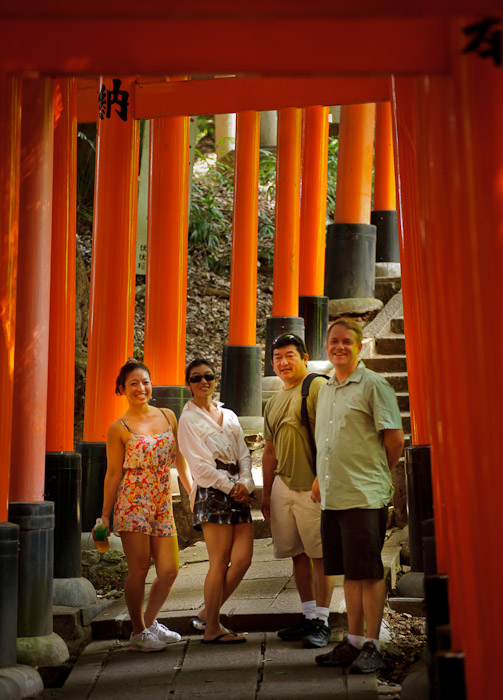 Mike and Entourage Lauren, Rachael, their dad, and Mike ( all out of focus; I have no idea what my problem was ) -- Fushimi-Inari Taisha (伏見稲荷大社) -- Kyoto, Japan -- Copyright 2011 Jeffrey Friedl, http://regex.info/blog/