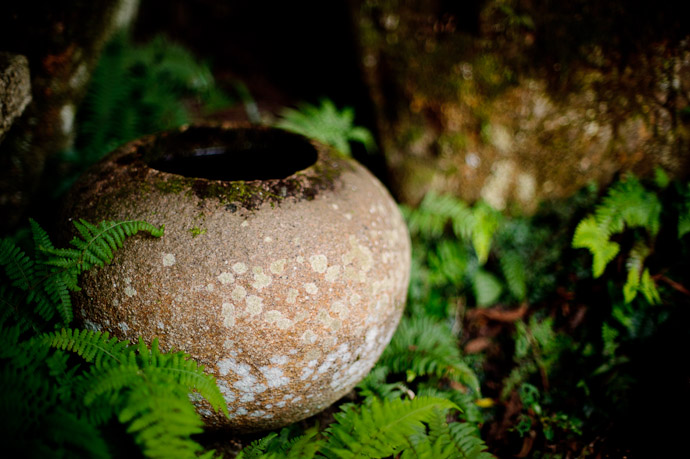 desktop background image of an old stone bowl in the back gardens of Nishimura Stone Lanterns, in Kyoto Japan -- My Favorite Stone Bowl -- Nishimura Stone Lanterns (西村石灯籠) -- Copyright 2011 Jeffrey Friedl, http://regex.info/blog/
