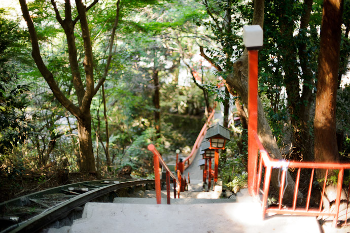 Top of the Steps -- Nitenji Temple (日天寺) and Hachidairyuuoo Shrine (八大竜王) -- Kyoto, Japan -- Copyright 2011 Jeffrey Friedl, http://regex.info/blog/