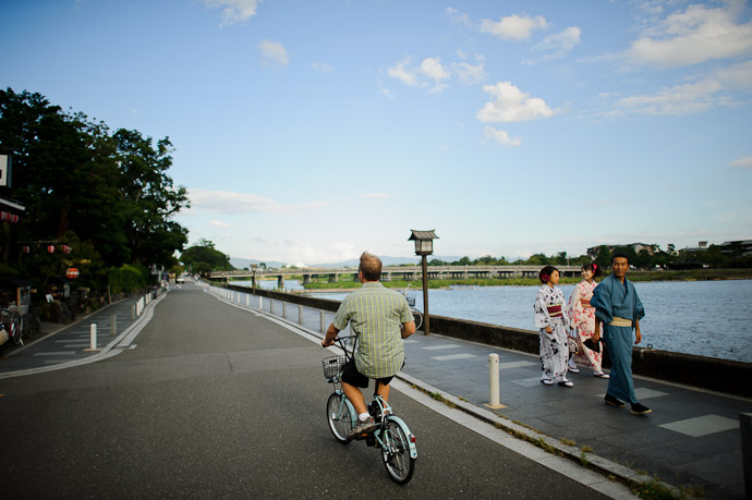 Back at the Bridge -- Arashiyama (嵐山) -- Kyoto, Japan -- Copyright 2011 Jeffrey Friedl, http://regex.info/blog/