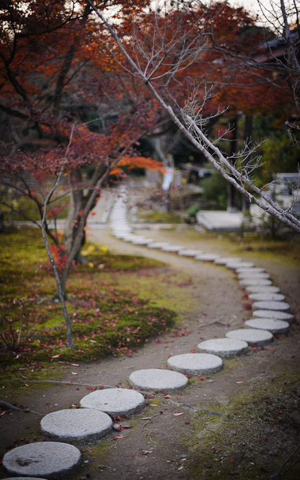 desktop background image of the garden at the Kajuji Temple (勧修寺), Kyoto Japan  --  Detour  --  Kajyuuji Temple (勧修寺)  --  Copyright 2011 Jeffrey Friedl, http://regex.info/blog/