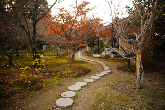 Detour  --  Kajyuuji Temple (勧修寺)  --  Kyoto, Japan  --  Copyright 2011 Jeffrey Friedl, http://regex.info/blog/