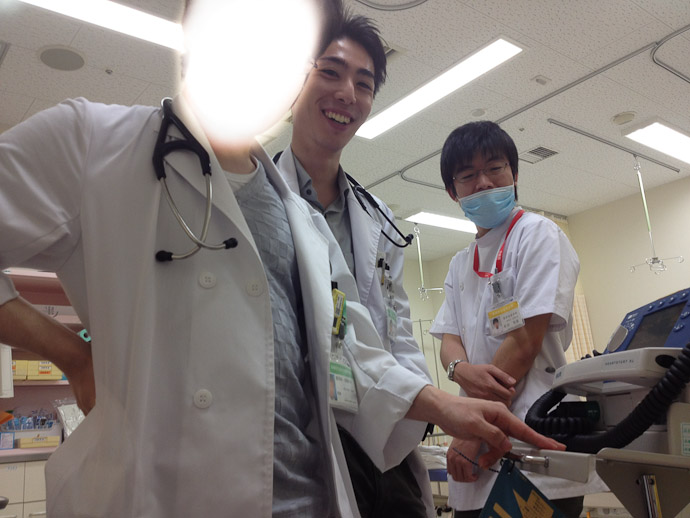 Docs Looking at a Groggy Me  --  Kyoto Prefectural Medical University Hospital   --  Kyoto, Japan  --  Copyright 2012 Jeffrey Friedl, http://regex.info/blog/