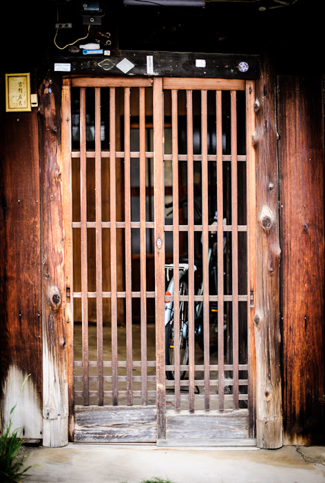 Bycycle Parking Within  --  Kyoto, Japan  --  Copyright 2012 Jeffrey Friedl, http://regex.info/blog/