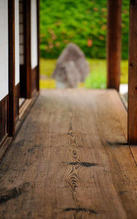 desktop background image of a garden-side veranda, at the Koumyou-in Temple (光明院), Kyoto Japan  --  Rare  --  Koumyou-in Temple (光明院)  --  Copyright 2012 Jeffrey Friedl, http://regex.info/blog/