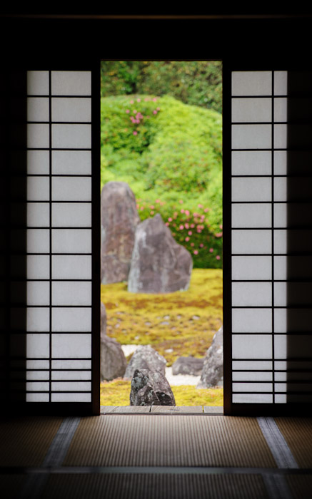 desktop background image of a peaceful temple garden view at the Koumyou-in Temple (光明院), Kyoto Japan  --  Be My Guest... Koumyou-in Temple (光明院), Kyoto Japan  --  Koumyou-in Temple (光明院)  --  Copyright 2012 Jeffrey Friedl, http://regex.info/blog/