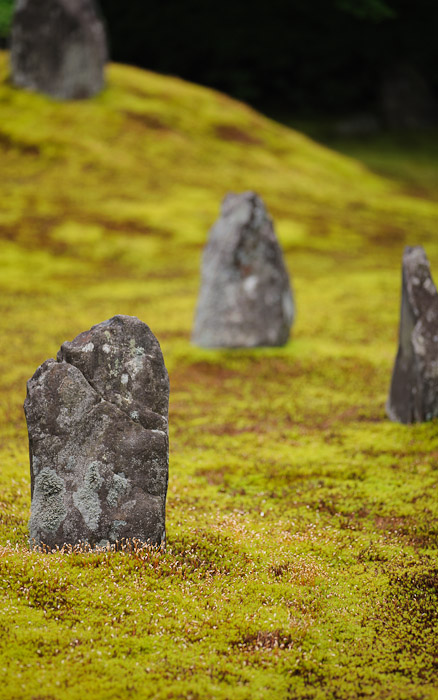 desktop background image of rock and moss in a peaceful temple garden scene at the Koumyou-in Temple (光明院), Kyoto Japan  --  Alone Together  --  Koumyou-in Temple (光明院)  --  Copyright 2012 Jeffrey Friedl, http://regex.info/blog/