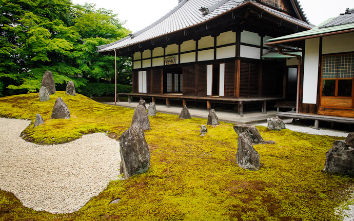 desktop background image of a peaceful temple garden view at the Koumyou-in Temple (光明院), Kyoto Japan  --  Japanese Aesthetic  --  Koumyou-in Temple (光明院)  --  Copyright 2012 Jeffrey Friedl, http://regex.info/blog/