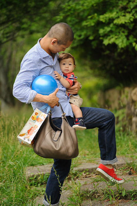Juggling Parenthood is a balancing act  --  Takaragaike Park (宝ケ池公園)  --  Kyoto, Japan  --  Copyright 2012 Jeffrey Friedl, http://regex.info/blog/