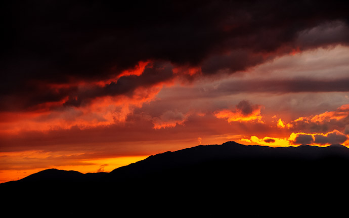 desktop background image of a dynamic sunset over Kyoto, Japan, as seen from the Shogunzuka overlook (将軍塚からの京都の夕焼け)  --  Ridgeline  --  Shogunzuka (将軍塚)  --  Copyright 2012 Jeffrey Friedl, http://regex.info/blog/
