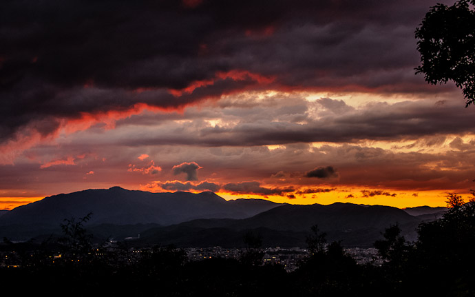 desktop background image of a dynamic sunset over Kyoto, Japan, as seen from the Shogunzuka overlook (将軍塚からの京都の夕焼け)  --  Shogunzuka (将軍塚)  --  Copyright 2012 Jeffrey Friedl, http://regex.info/blog/