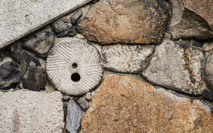 desktop background image of a large stone wall at the Shouseien Temple (渉成園), Kyoto Japan  --  Shouseien Temple (渉成園)  --  Copyright 2012 Jeffrey Friedl, http://regex.info/blog/