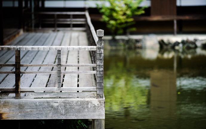 desktop background image of a balcony overlooking a lake, at the Shouseien Temple (渉成園), Kyoto Japan  --  Balcony  --  Shouseien Temple (渉成園)  --  Copyright 2012 Jeffrey Friedl, http://regex.info/blog/