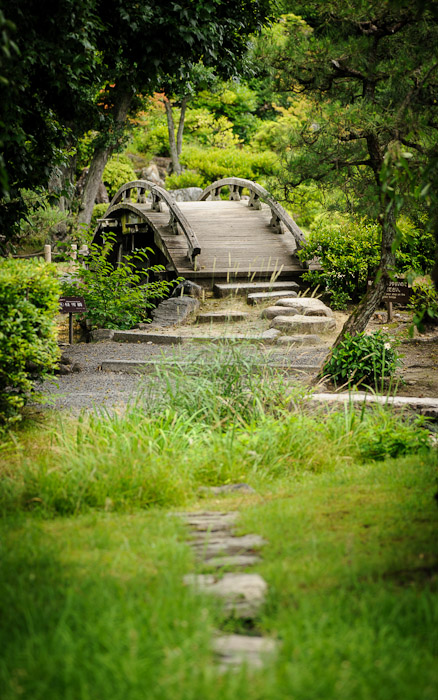 desktop background image of a nature scene at the Shoseien Temple (渉成園) in Kyoto, Japan  --  Bridge  --  Shouseien Temple (渉成園)  --  Copyright 2012 Jeffrey Friedl, http://regex.info/blog/