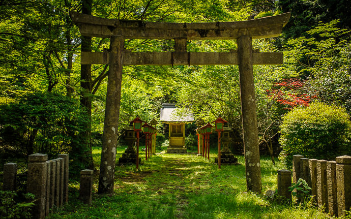 desktop background image of small grassy shrine at the Enrikuji Temple complex (延暦寺), Otsu City, Shiga Japan -- Small Grassy Shrine at the Enrikuji Temple complex (延暦寺) -- Enrikuji Temple (延暦寺) -- Otsu, Shiga, Japan -- Copyright 2014 Jeffrey Friedl, http://regex.info/blog/ -- This photo is licensed to the public under the Creative Commons Attribution-NonCommercial 4.0 International License http://creativecommons.org/licenses/by-nc/4.0/ (non-commercial use is freely allowed if proper attribution is given, including a link back to this page on http://regex.info/ when used online)