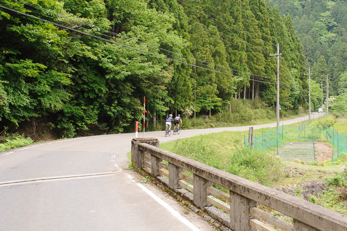 The Breakaway 10:48am - taken while riding at 35 kph (22 mph) -- Nantan, Kyoto, Japan -- Copyright 2015 Jeffrey Friedl, http://regex.info/blog/