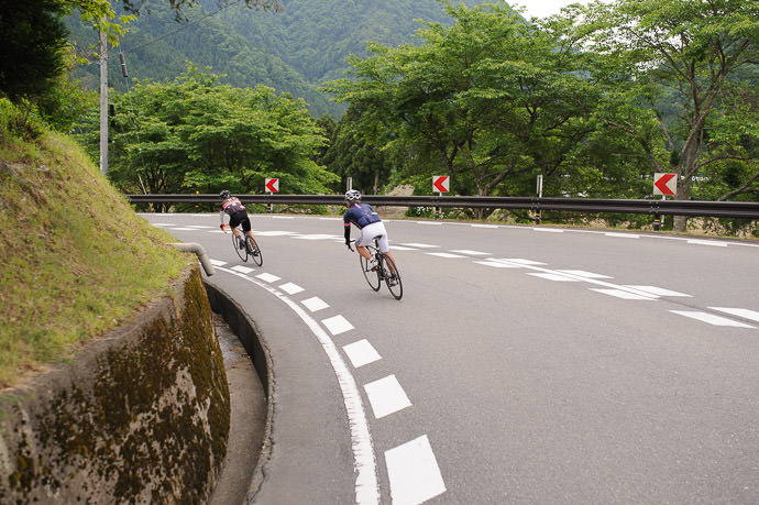 More Curves more butt pictures 12:14pm - taken while riding at 33 kph (21 mph) -- Nantan, Kyoto, Japan -- Copyright 2015 Jeffrey Friedl, http://regex.info/blog/