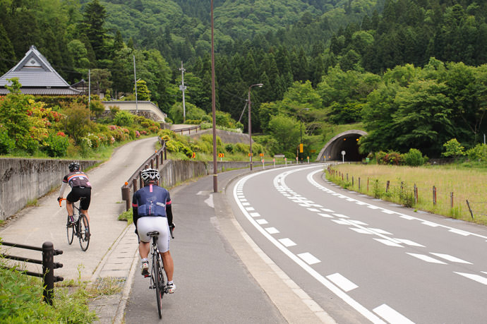 Taking the Road Less Traveled 12:26pm - taken while riding at 11 kph (7 mph) -- Nantan, Kyoto, Japan -- Copyright 2015 Jeffrey Friedl, http://regex.info/blog/