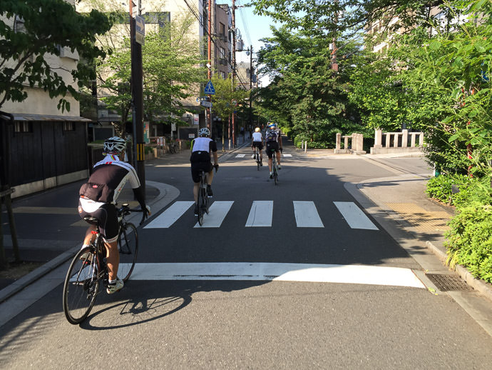 Starting Out 7:43am - taken while moving at 26 kph (16 mph) -- Kyoto, Japan -- Copyright 2015 Jeffrey Friedl, http://regex.info/blog/