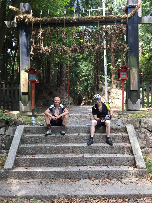 Resting at the Top Honzanji Temple (本山寺） Takatsuki, Japan -- Honzanji Temple (本山寺） -- Takatsuki, Osaka, Japan -- Copyright 2015 Jeffrey Friedl, http://regex.info/blog/
