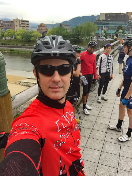 Meeting Friends for a Lazy Ride in front of Sanjo Starbucks, Kyoto Japan -- Copyright 2016 Jeffrey Friedl, http://regex.info/blog/