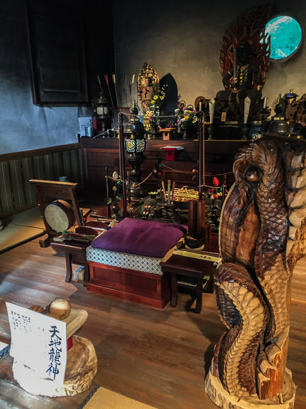 Lots of Stuff -- Ushio Kannon Temple (牛尾観音) -- Kyoto, Japan -- Copyright 2016 Jeffrey Friedl, http://regex.info/blog/